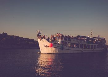 Outlook 2018 // The Boat Parties